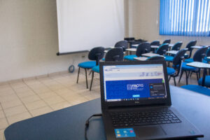 Sala de aula para realização das provas que são presenciais na Graduação.