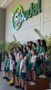 Alunos do Colégio Sinodal recepcionam os convidados na cerimonia de entrega