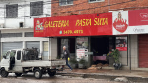 Comerciantes de Cachoeirinha retornam para limpar e avaliar prejuízos após enchentes