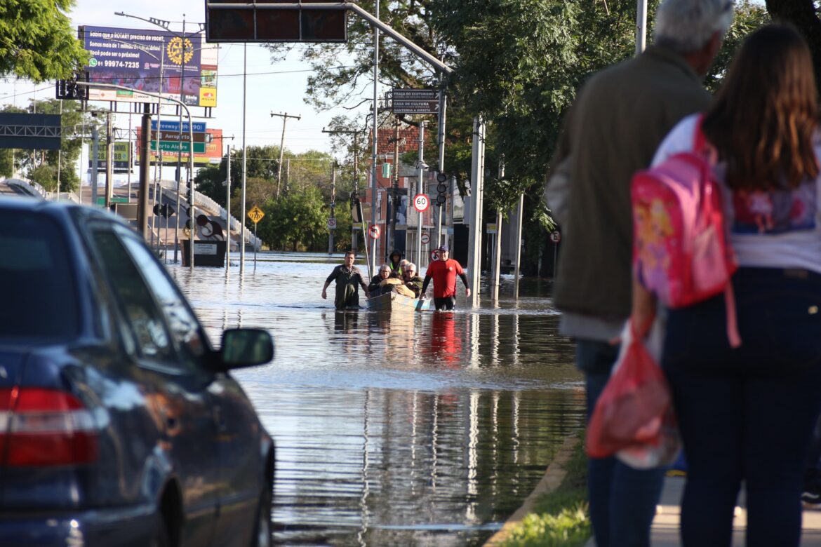 Com a previsão de mais cheias, famílias ainda tentam salvar seus pertences