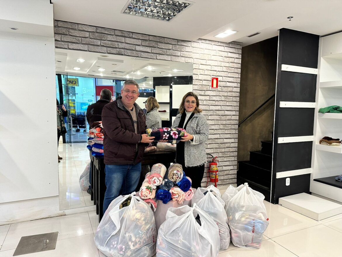 Gravataí Shopping doa mais de 60 cobertores a famílias afetadas pelas enchentes