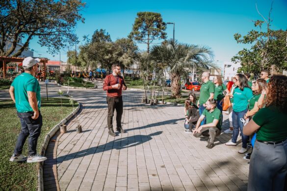 Praça Dom Feliciano recebe novas mudas em ação de arborização em Gravataí