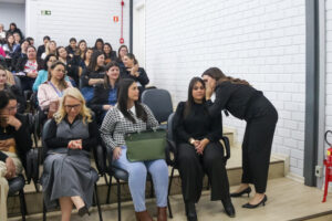 Milena convidou as participantes para a brincadeira do “telefone sem fio”