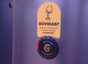 Em cada equipamento há um botão de “Dúvidas” para chamar o instrutor