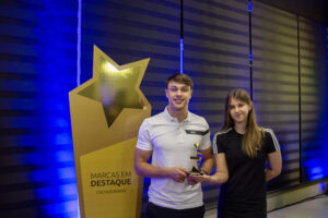 Os filhos de Laiza, Bruno e Laura Martins foram receber o troféu em nome da equipe.