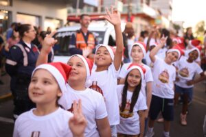 A chegada do Papai Noel é a atração mais aguardada pelas crianças.