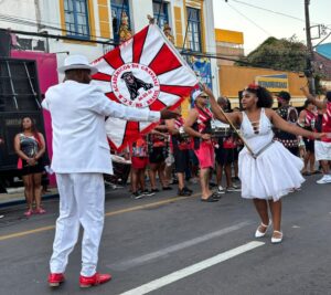 Bloco da Onça Negra reúne centenas de pessoa no Centro de Gravataí