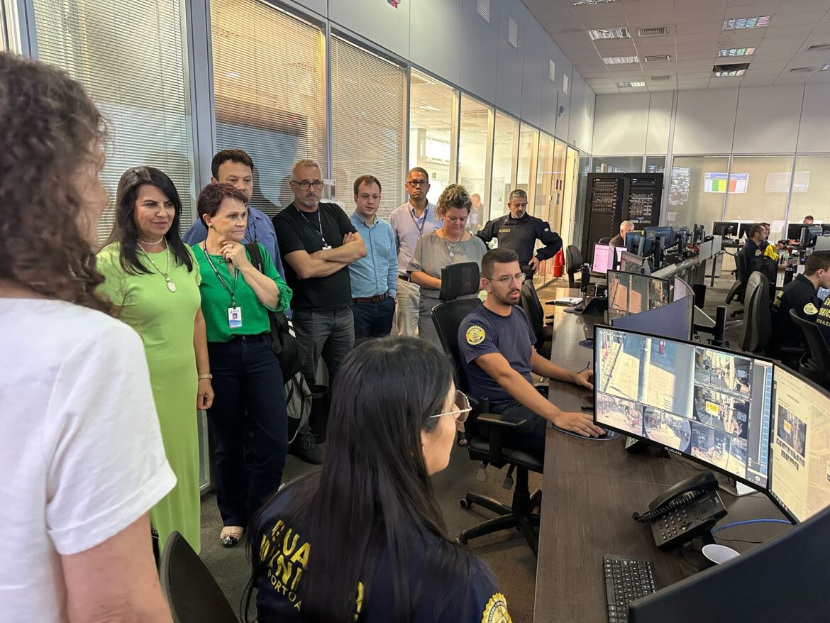 Comitiva de Gravataí visita CEIC para conhecer tecnologias de monitoramento urbano