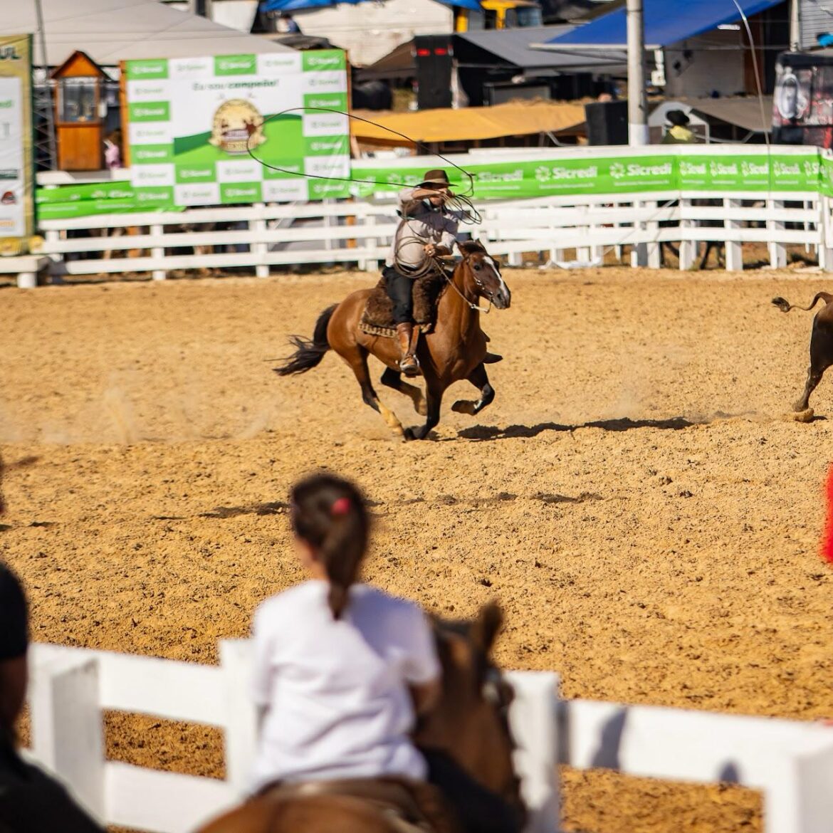 Com shows, provas campeiras e programação gratuita, 27º Rodeio Internacional do Mercosul começa nesta quarta-feira em Gravataí