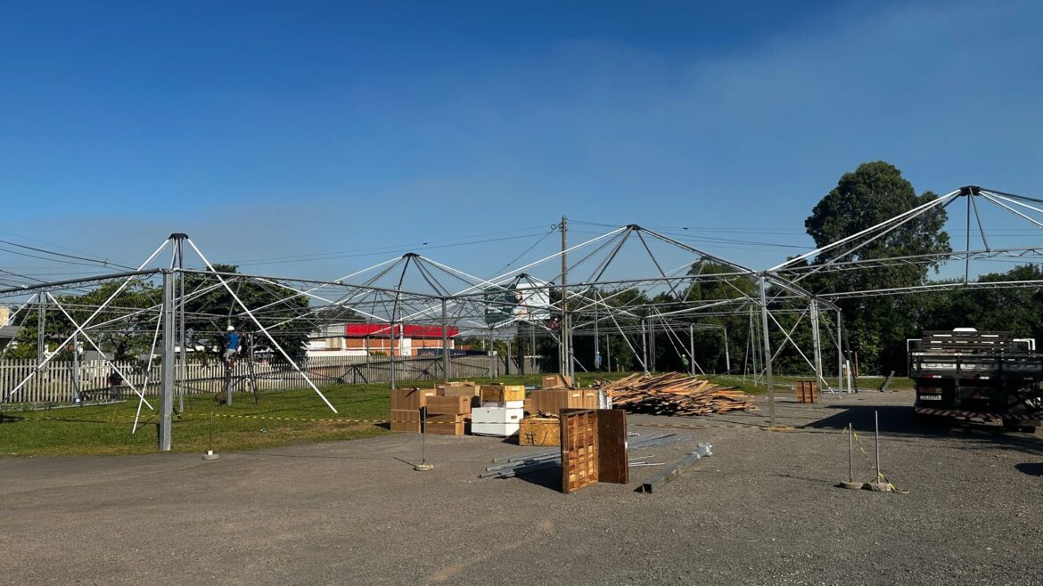 Faltando 19 dias para a FniC, estrutura já está sendo montada para receber expositores e visitantes