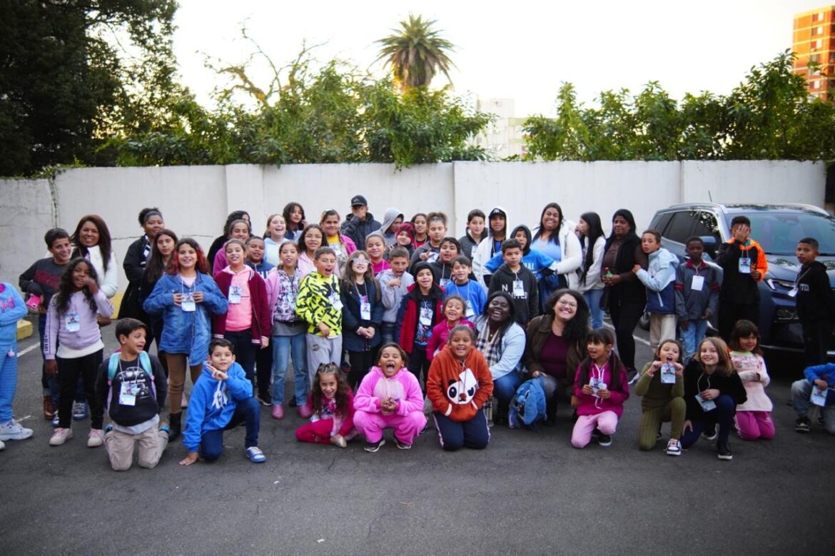ONG Amigos Solidários leva 50 crianças da Vila da Paz ao cinema pela primeira vez