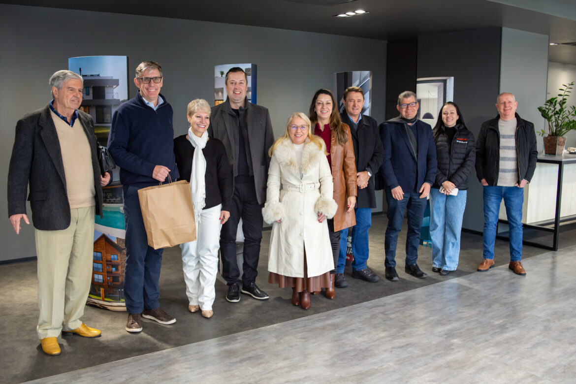 Empresa Archicentro recebe comitiva do projeto “CIC Indústria de Portas Abertas”