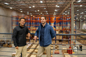 Da esquerda: diretor de Supply Chain da Natura, Eduardo Sá Freire e Tiago Pavan, CEO da Cubbo Brasil.