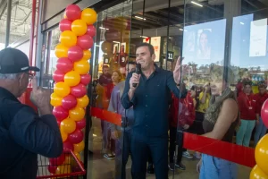 O Ceo Giovane Costa deu as boas vindas aos clientes que aguardavam a abertura oficial.
