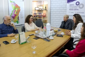 Participaram do encontro a diretora da empresa, Dulce Grippa, o fundador, Moacyr Grippa, a secretária de Desenvolvimento Econômico e Trabalho de Cachoeirinha, Sueme Pompeo de Mattos, e a presidente do CIC, Neiva Bilhar.