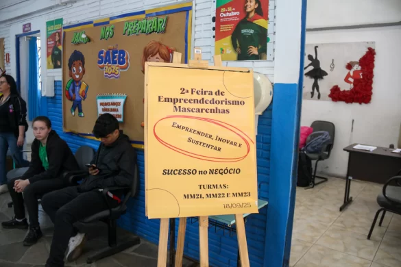 A Feira acontece desde 2024 e reúne alunos do 2º ano do Ensino Médio.