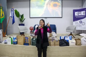 Luciana Menestrino, psicóloga, mentora e especialista em autoestima com formação em Psicologia Positiva pela Universidade de Lisboa.