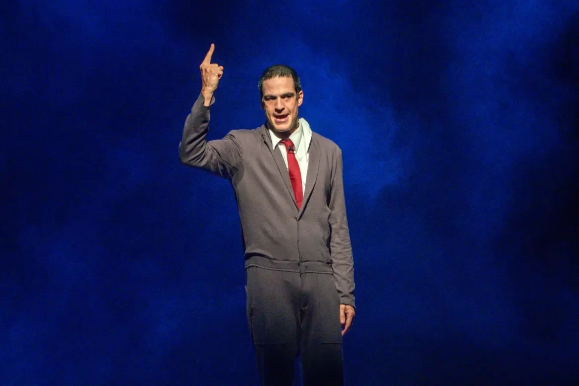 Com apresentação inédita em Gravataí, ator Mateus Solano traz o monólogo ‘O Figurante’ ao Teatro do Sesc