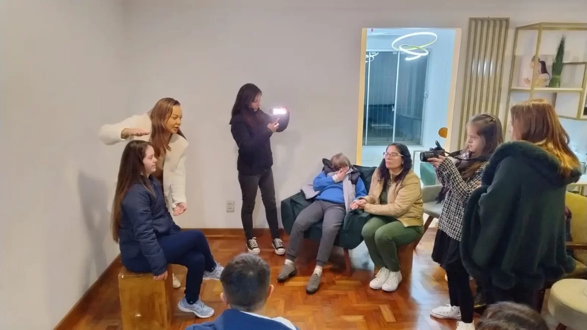 Jovens com Síndrome de Down mostram visão da cidade em exposição fotográfica no Gravataí Shopping