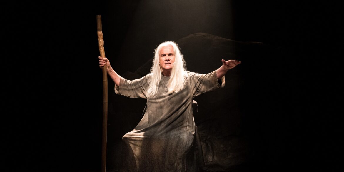 Estrelado por Vera Holtz, o Teatro do Sesc Gravataí abre a turnê gaúcha do espetáculo “Ficções”