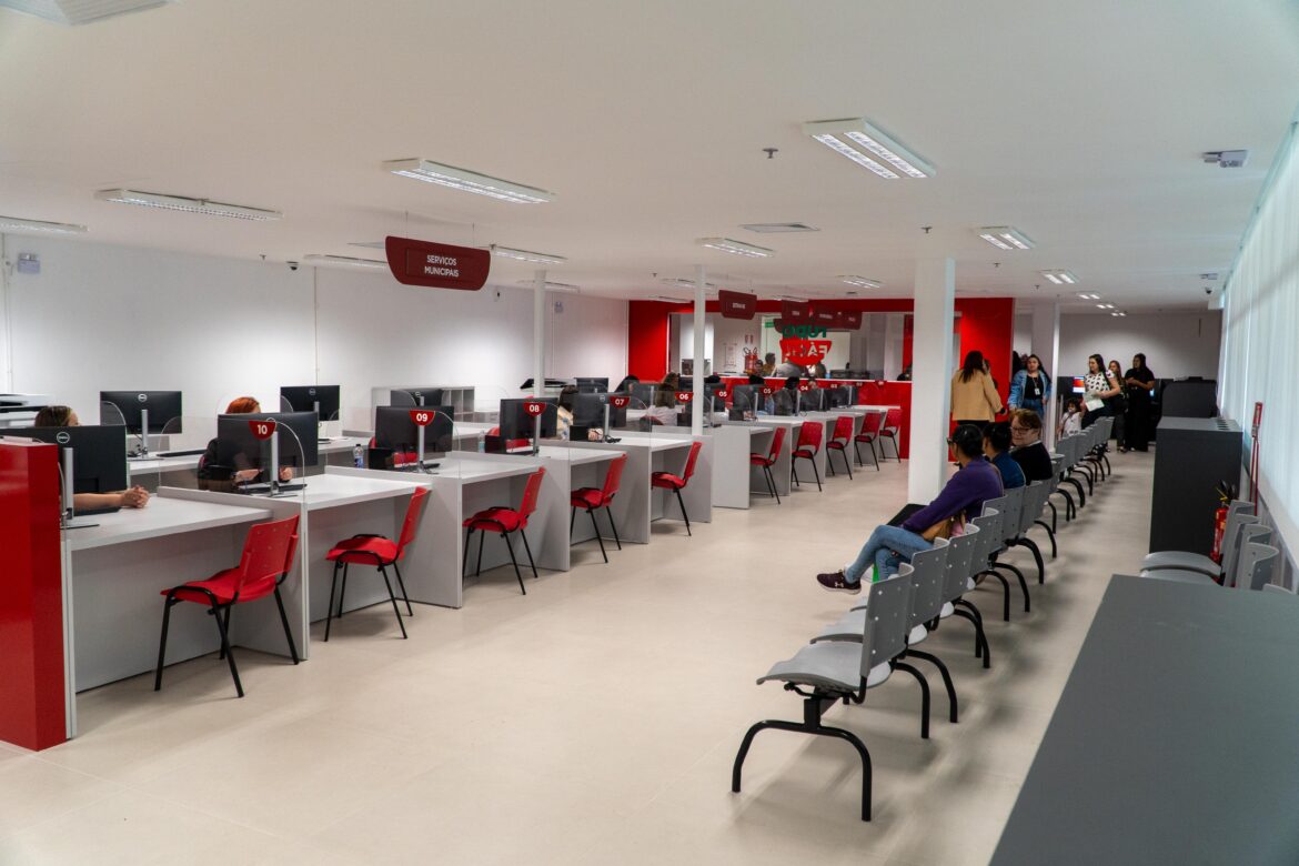 A unidade do Tudo Fácil no Gravataí Shopping registrou mais de 40 mil atendimentos nos primeiros cinco meses de funcionamento. A partir desta segunda-feira (9), o posto amplia sua grade de serviços com a integração do Cartório Eleitoral, oferecendo coleta de biometria, regularização de títulos e alistamento. O atendimento para demandas eleitorais ocorre de segunda a quinta-feira, das 13h às 18h, com prazo de encerramento em 6 de maio. A unidade geral segue operando de segunda a sexta, das 10h às 20h, e aos sábados, das 10h às 14h. Confira a reportagem completa no link da bio.