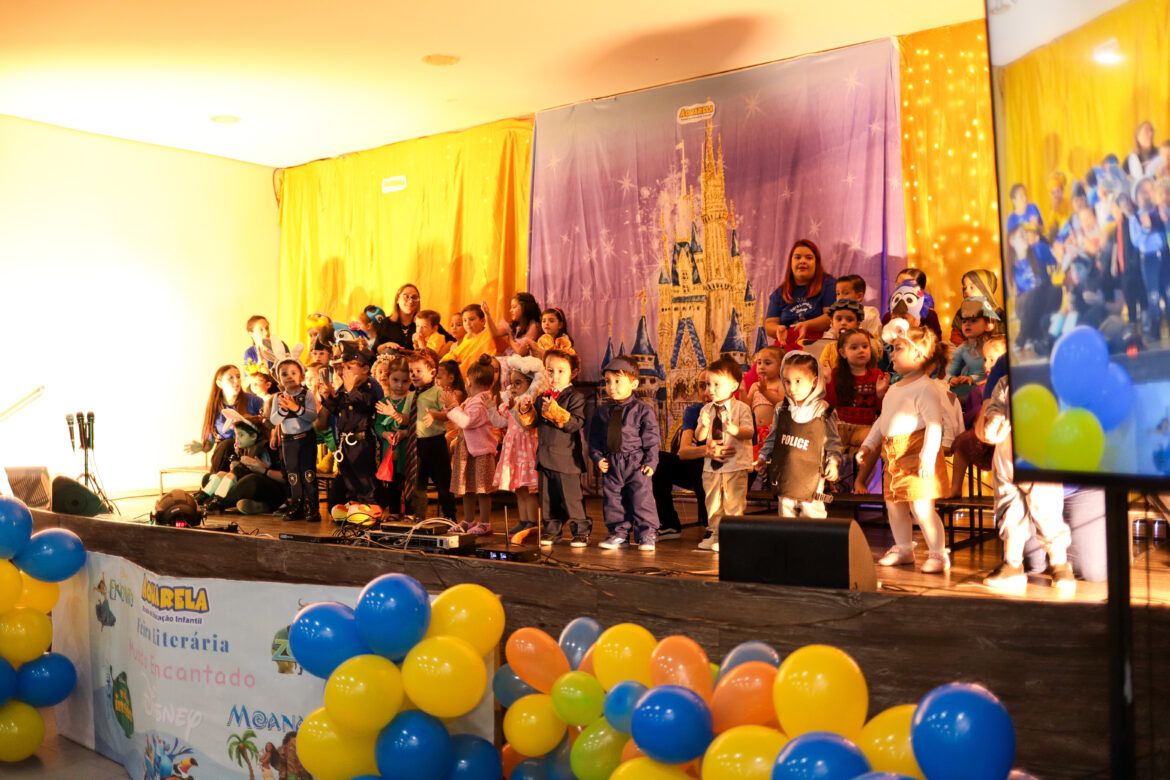 Na próxima quarta-feira (29), a Aquarela Escola de Educação Infantil realiza a 8ª edição da sua Feira Literária, no Auditório do Colégio Adventista, às 19h30. Com o tema “O Mundo Encantado do Cinema”, o evento integra literatura, imaginação e vivências pedagógicas, com apresentações e exposição de trabalhos das turmas do Berçário à Pré-escola 2. A proposta envolve toda a comunidade escolar e reforça o aprendizado das crianças por meio de experiências que unem histórias, criatividade e expressão.